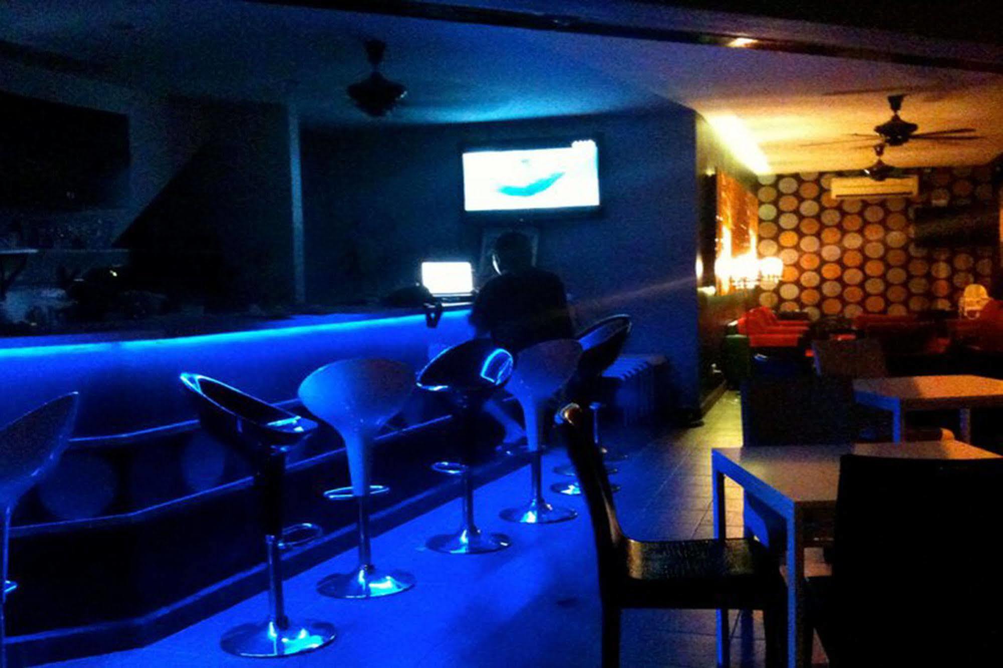 One Motel And Cafe Kuah Exterior photo